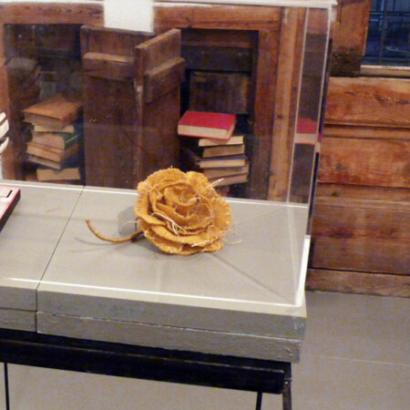 2014. "Una gardenia es una gardenia, es una gardenia", de la exposición "Letraheridos", XII Convocatoria Internacional de Pequeño Formato.