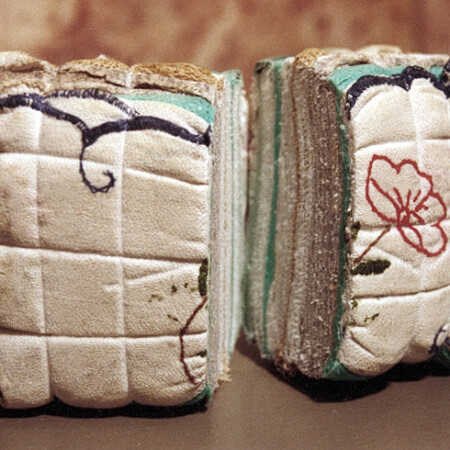 2004. "Libro de mis abuelas" dentro del proyecto "Miradas Labradas". V Exposición Internacional de Arte Contemporáneo de Pequeño Formato.